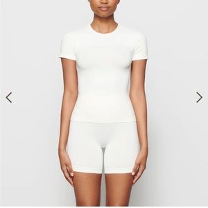 SKIMS Soft Smoothing Tshirt in Marble.  Size Large.